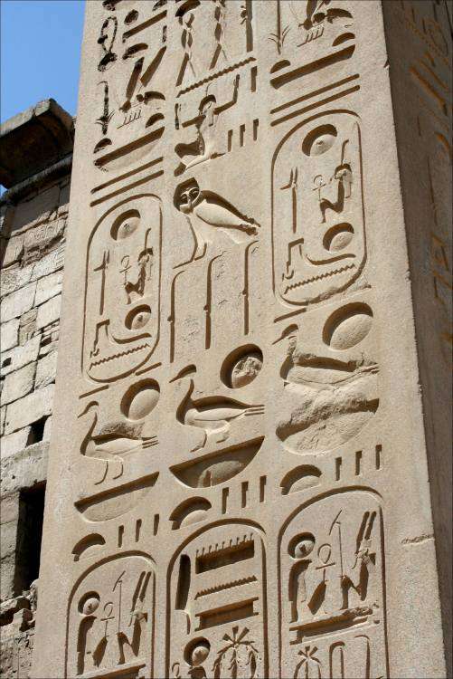 Luxor_-_hieroglyphs_on_obelisk.jpg