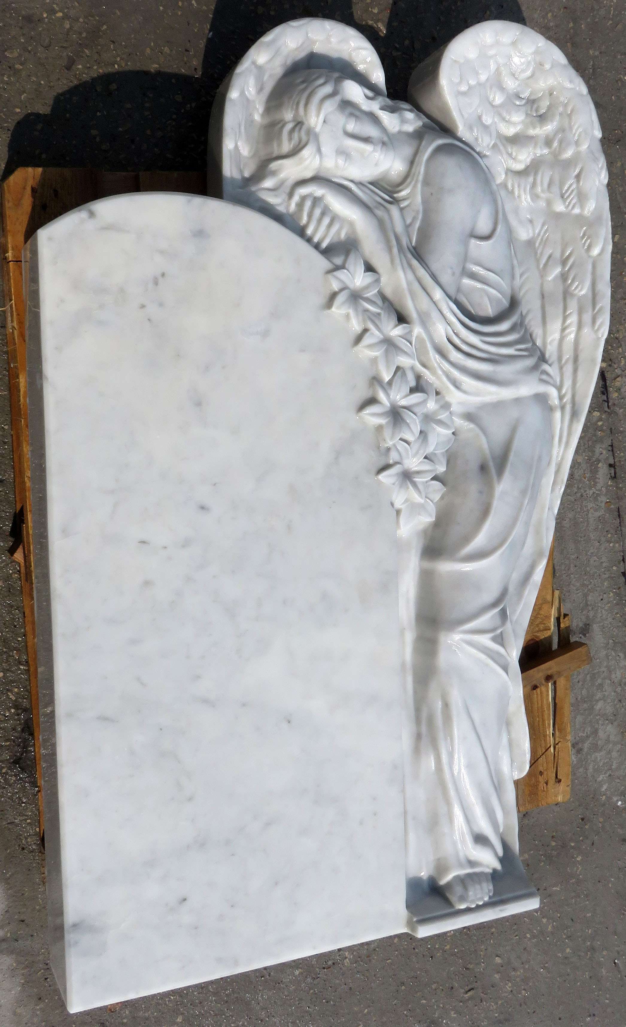 Белый надгробный памятник с ангелом