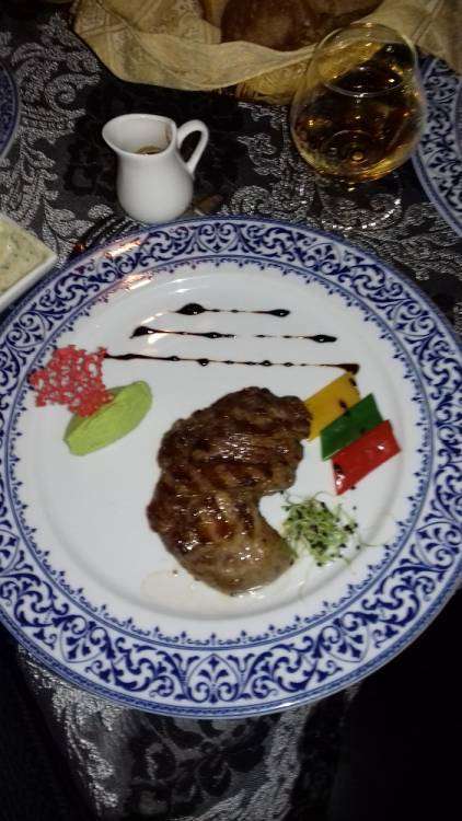 СТЕЙК ПОД ВИННЫМ СОУСОМ.jpg