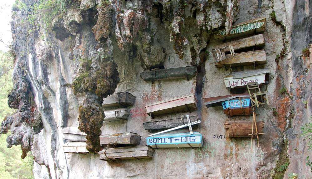 1373345575_hanging-coffins.thumb.jpg.f4132d8c3c7f87df31e9ac4dbdc4aeff.jpg