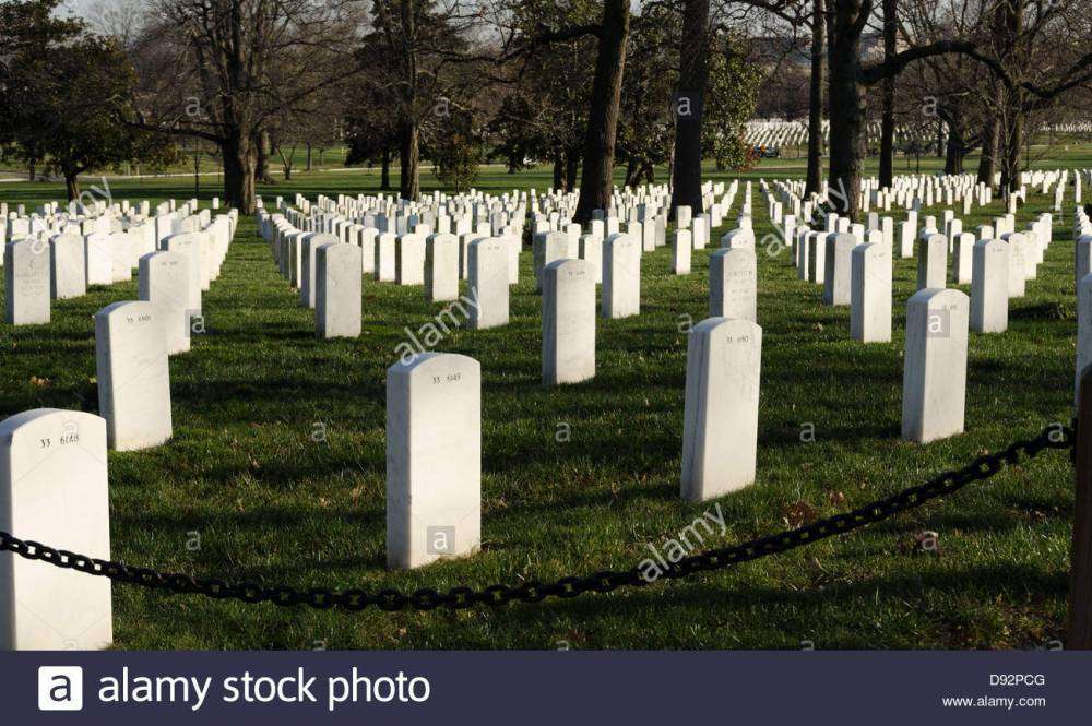 lapidas-de-marmol-blanco-en-el-cementerio-nacional-de-arlington-d92pcg.jpg