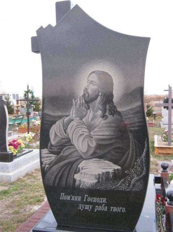 chernyy-figurnyy-pamyatnik-s-iisusom-hristom.jpg