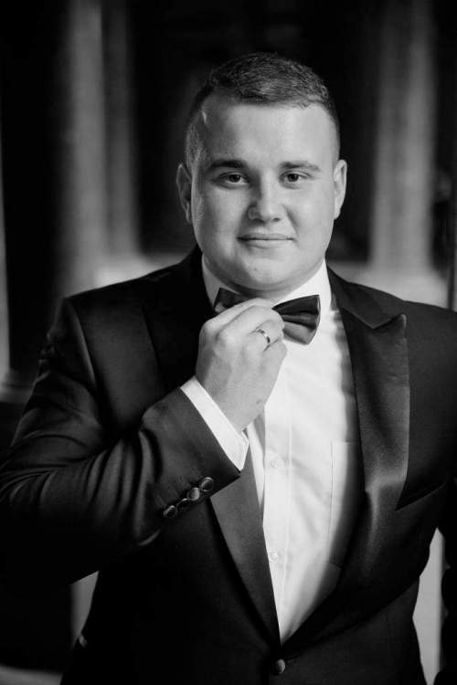 Галкин ЕВ(Костюм с бабочкой оставить руку убрать).jpeg