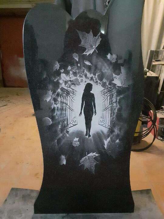 девушка ворота.jpeg